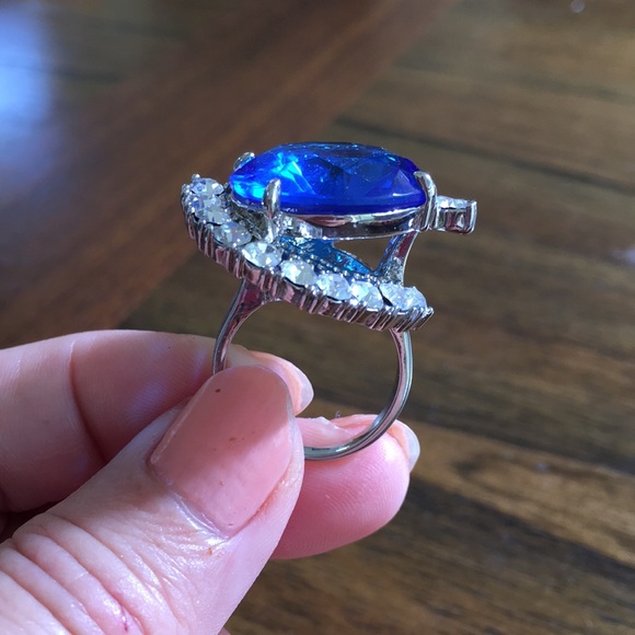 Jewelry - Stunning Sapphire & Diamond Cocktail Ring Sz 7